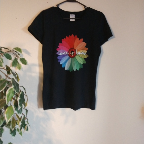 Love is Love graphic t-shirt NWOT - Picture 2 of 8